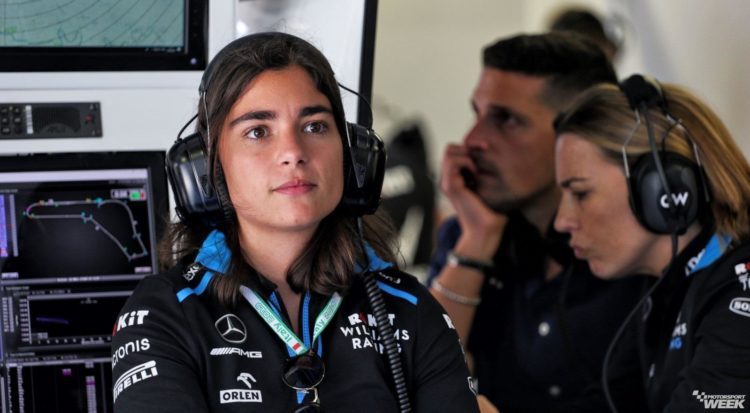 Jamie Chadwick stays on in Williams F1 development role