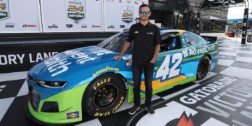 Kyle Larson passes Christopher Bell to win Chili Bowl in 13th try