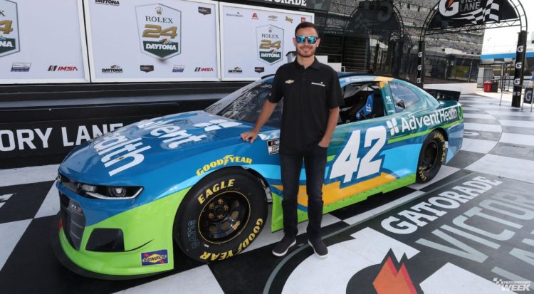 Kyle Larson passes Christopher Bell to win Chili Bowl in 13th try