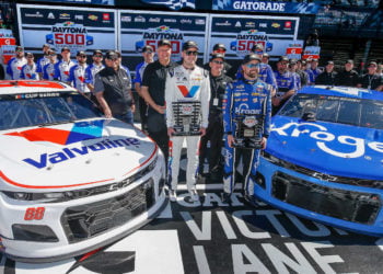Stenhouse wins Daytona 500 pole