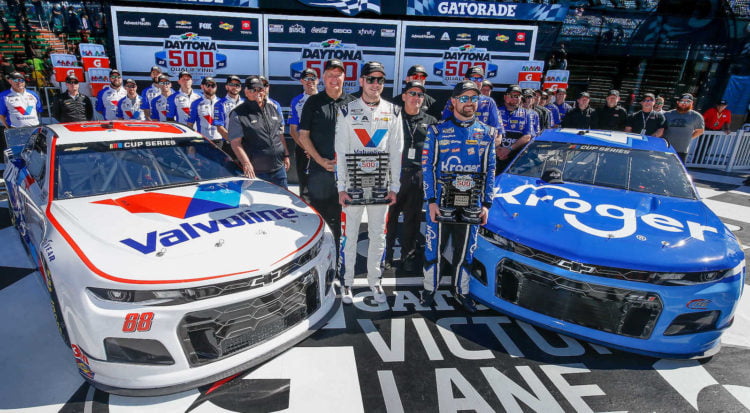 Stenhouse wins Daytona 500 pole
