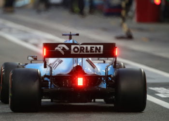 Williams fires up its FW43 for the first time