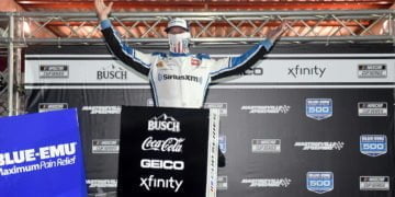 Martin Truex Jr. wins second-straight at Martinsville Speedway