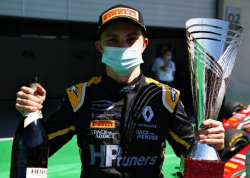 Piastri storms to opening F3 race win on debut