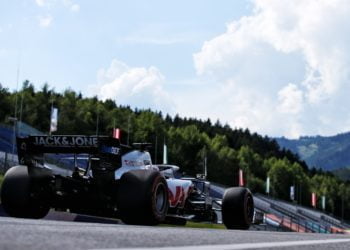 Grosjean avoids exclusion but must start from pit lane