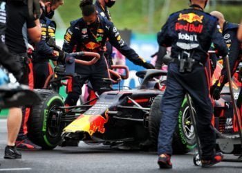 Verstappen hails ‘incredible’ mechanics after pre-race crash