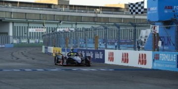 Rowland dominates to take maiden Formula E win, Rast on the podium