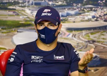 Perez holds clear the air talks after swipe at team