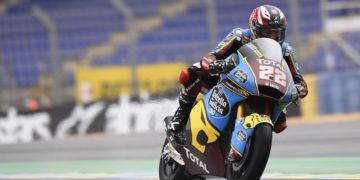 Lowes cruises to first Moto2 win since 2016 at Le Mans after Dixon crashes