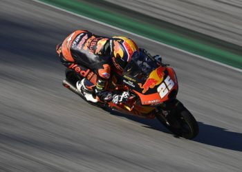 Fernandez dominates European Moto3 encounter as title challengers hit trouble