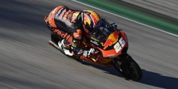 Fernandez dominates European Moto3 encounter as title challengers hit trouble