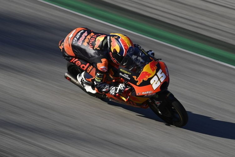 Fernandez dominates European Moto3 encounter as title challengers hit trouble