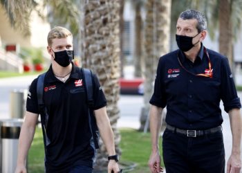 Schumacher steps up to Haas on multi-year deal