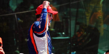 Dixon steals a win at IMS with drive from behind