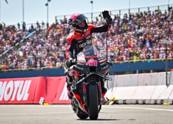 Espargaro decimates field to lead Silverstone P2 by 0.671s