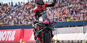 Espargaro decimates field to lead Silverstone P2 by 0.671s