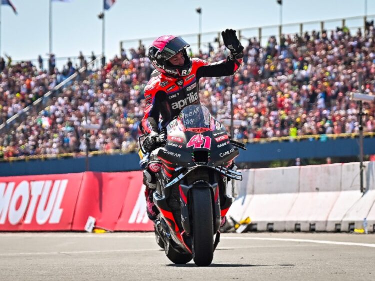 Espargaro decimates field to lead Silverstone P2 by 0.671s