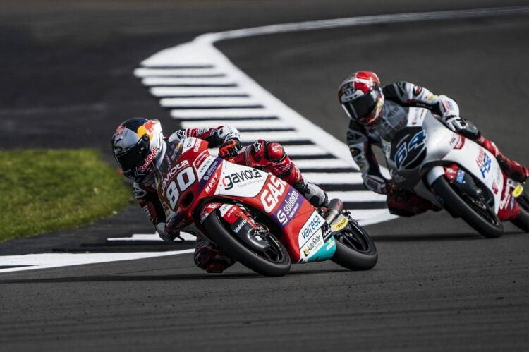 Alonso fends off Sasaki for maiden Moto3 win after starting 28th
