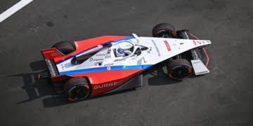 Dennis endures frustrating start to title defence