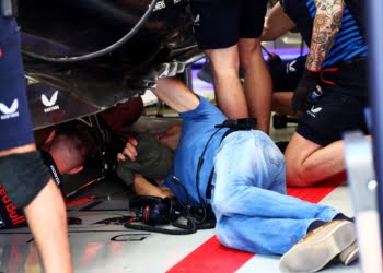 Final day of F1 pre-season testing delayed by loose drain cover