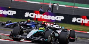 Hamilton suspected damage amid understeer in F1 Chinese GP