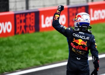 Verstappen cruises to F1 Chinese GP win as Norris splits the Red Bulls