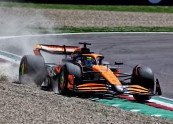 Piastri tops final F1 practice at Imola, Alonso and Perez crash