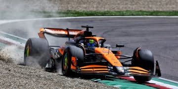 Piastri tops final F1 practice at Imola, Alonso and Perez crash