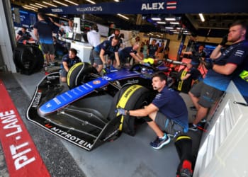 Albon's Williams left the garage with airbox cooling attached in Q3