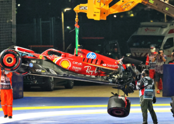 Carlos Sainz endured a crash during Q3 at Singapore
