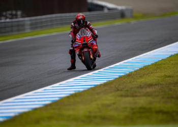 Francesco Bagnaia tackles tricky conditions to top final MotoGP Practice