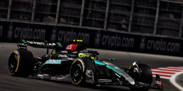 Lewis Hamilton completed a clean sweep at the opening day of the Las Vegas GP