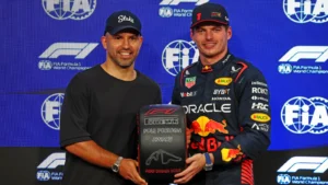 (L to R): Sergio Aguero (ARG) Former Football Player presents the Pirelli Pole Position Award to Max Verstappen (NLD) Red Bull Racing in qualifying parc ferme. 25.11.2023. Formula 1 World Championship, Rd 23, Abu Dhabi Grand Prix, Yas Marina Circuit, Abu Dhabi, Qualifying Day