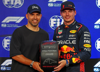 (L to R): Sergio Aguero (ARG) Former Football Player presents the Pirelli Pole Position Award to Max Verstappen (NLD) Red Bull Racing in qualifying parc ferme. 25.11.2023. Formula 1 World Championship, Rd 23, Abu Dhabi Grand Prix, Yas Marina Circuit, Abu Dhabi, Qualifying Day