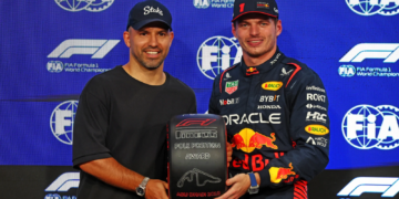 (L to R): Sergio Aguero (ARG) Former Football Player presents the Pirelli Pole Position Award to Max Verstappen (NLD) Red Bull Racing in qualifying parc ferme. 25.11.2023. Formula 1 World Championship, Rd 23, Abu Dhabi Grand Prix, Yas Marina Circuit, Abu Dhabi, Qualifying Day