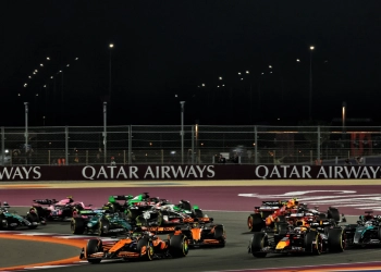 Lando Norris (GBR) McLaren MCL38 and Max Verstappen (NLD) Red Bull Racing RB20 lead at the start of the race. 01.12.2024. Formula 1 World Championship, Rd 23, Qatar Grand Prix, Doha, Qatar, Race Day