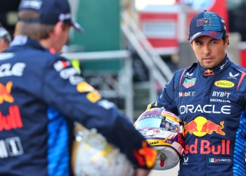 Sergio Perez (MEX) Red Bull Racing and Max Verstappen (NLD) Red Bull Racing at a team photograph. 08.12.2024. Formula 1 World Championship, Rd 24, Abu Dhabi Grand Prix, Yas Marina Circuit, Abu Dhabi, Race Day