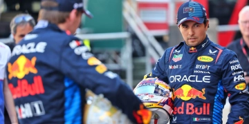 Sergio Perez (MEX) Red Bull Racing and Max Verstappen (NLD) Red Bull Racing at a team photograph. 08.12.2024. Formula 1 World Championship, Rd 24, Abu Dhabi Grand Prix, Yas Marina Circuit, Abu Dhabi, Race Day