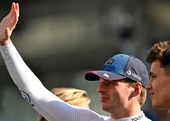 Max Verstappen (NLD) Red Bull Racing with Lando Norris (GBR) McLaren on the drivers' parade. 08.12.2024. Formula 1 World Championship, Rd 24, Abu Dhabi Grand Prix, Yas Marina Circuit, Abu Dhabi, Race Day