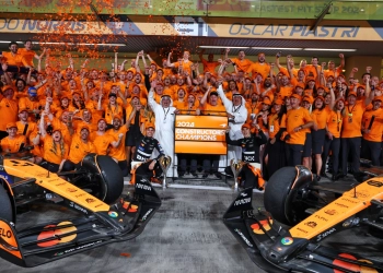 Lando Norris (GBR) McLaren; Crown Prince Shaikh Salman bin Isa Hamad Al Khalifa (BRN); Andreas Seidl (GER) Sauber Group Chief Executive Officer; Zak Brown (USA) McLaren Executive Director; Sheikh Mohammed bin Essa Al Khalifa (BRN) CEO of the Bahrain Economic Development Board and McLaren Shareholder ; and Oscar Piastri (AUS) McLaren with the team at the McLaren Constructors' Championship celebration. 08.12.2024. Formula 1 World Championship, Rd 24, Abu Dhabi Grand Prix, Yas Marina Circuit, Abu Dhabi, Race Day