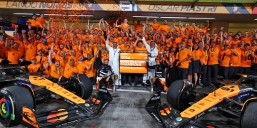 Lando Norris (GBR) McLaren; Crown Prince Shaikh Salman bin Isa Hamad Al Khalifa (BRN); Andreas Seidl (GER) Sauber Group Chief Executive Officer; Zak Brown (USA) McLaren Executive Director; Sheikh Mohammed bin Essa Al Khalifa (BRN) CEO of the Bahrain Economic Development Board and McLaren Shareholder ; and Oscar Piastri (AUS) McLaren with the team at the McLaren Constructors' Championship celebration. 08.12.2024. Formula 1 World Championship, Rd 24, Abu Dhabi Grand Prix, Yas Marina Circuit, Abu Dhabi, Race Day