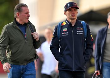 (L to R): Jos Verstappen (NLD) with his son Max Verstappen (NLD) Red Bull Racing. 26.02.2025. Formula 1 Testing, Sakhir, Bahrain, Day One