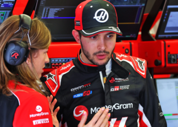 (L to R): Laura Mueller (GER) Haas F1 Team Race Engineer with Esteban Ocon (FRA) Haas F1 Team. 27.02.2025. Formula 1 Testing, Sakhir, Bahrain, Day Two
