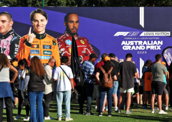 Circuit atmosphere - fans. 13.03.2025. Formula 1 World Championship, Rd 1, Australian Grand Prix, Albert Park, Melbourne, Australia, Preparation Day