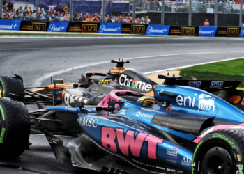 Oscar Piastri (AUS) McLaren MCL39 and Pierre Gasly (FRA) Alpine F1 Team A525 battle for position. 16.03.2025. Formula 1 World Championship, Rd 1, Australian Grand Prix, Albert Park, Melbourne, Australia, Race Day
