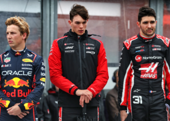(L to R): Liam Lawson (NZL) Red Bull Racing; Oliver Bearman (GBR) Haas F1 Team; and Esteban Ocon (FRA) Haas F1 Team, on the grid. 16.03.2025. Formula 1 World Championship, Rd 1, Australian Grand Prix, Albert Park, Melbourne, Australia, Race Day