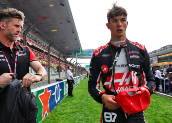 (L to R): Martin Poole (GBR) Haas F1 Team Personal Trainer with Oliver Bearman (GBR) Haas F1 Team on the grid. 23.03.2025. Formula 1 World Championship, Rd 2, Chinese Grand Prix, Shanghai, China, Race Day