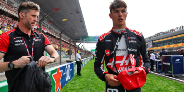 (L to R): Martin Poole (GBR) Haas F1 Team Personal Trainer with Oliver Bearman (GBR) Haas F1 Team on the grid. 23.03.2025. Formula 1 World Championship, Rd 2, Chinese Grand Prix, Shanghai, China, Race Day