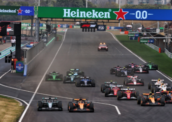 Oscar Piastri (AUS) McLaren MCL39 leads George Russell (GBR) Mercedes AMG F1 W16 at the start of the race. 23.03.2025. Formula 1 World Championship, Rd 2, Chinese Grand Prix, Shanghai, China, Race Day