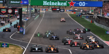 Oscar Piastri (AUS) McLaren MCL39 leads George Russell (GBR) Mercedes AMG F1 W16 at the start of the race. 23.03.2025. Formula 1 World Championship, Rd 2, Chinese Grand Prix, Shanghai, China, Race Day